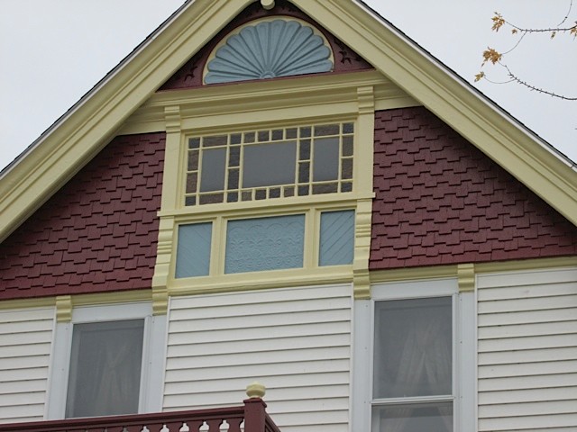 Aménagement d'une grande façade de maison rouge victorienne à un étage.
