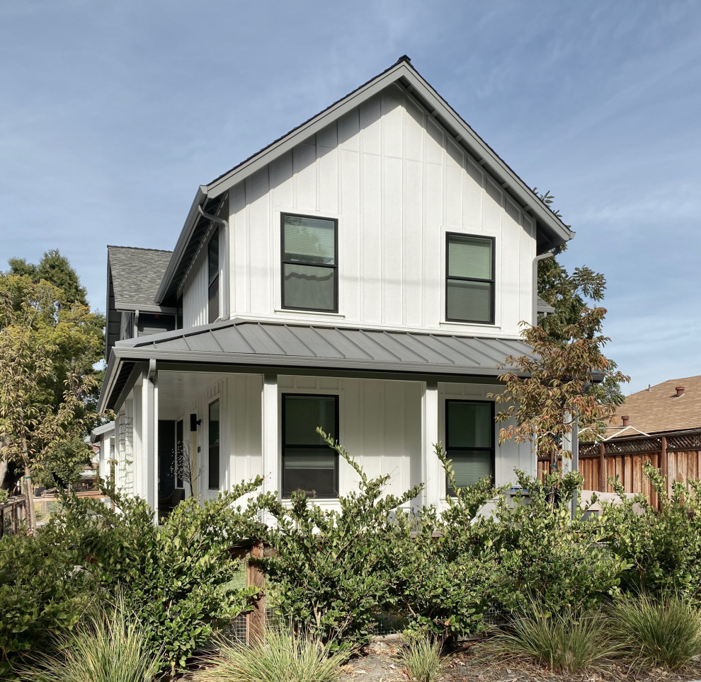 Großes, Zweistöckiges Landhaus Haus mit bunter Fassadenfarbe, Walmdach und Schindeldach in San Francisco