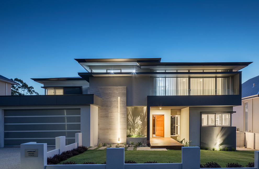 Imagen de fachada de casa gris minimalista grande de dos plantas con revestimiento de estuco, tejado plano y tejado de metal
