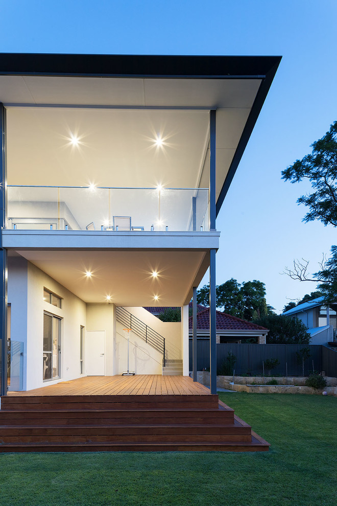 Diseño de fachada de casa gris minimalista grande de dos plantas con revestimiento de estuco, tejado plano y tejado de metal