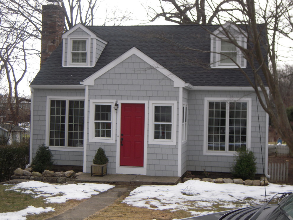 Kleines Klassisches Haus mit grauer Fassadenfarbe, Satteldach und Schindeldach in New York