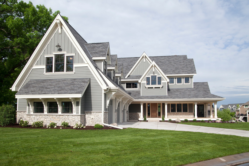 Diseño de fachada gris clásica de dos plantas con tejado a dos aguas