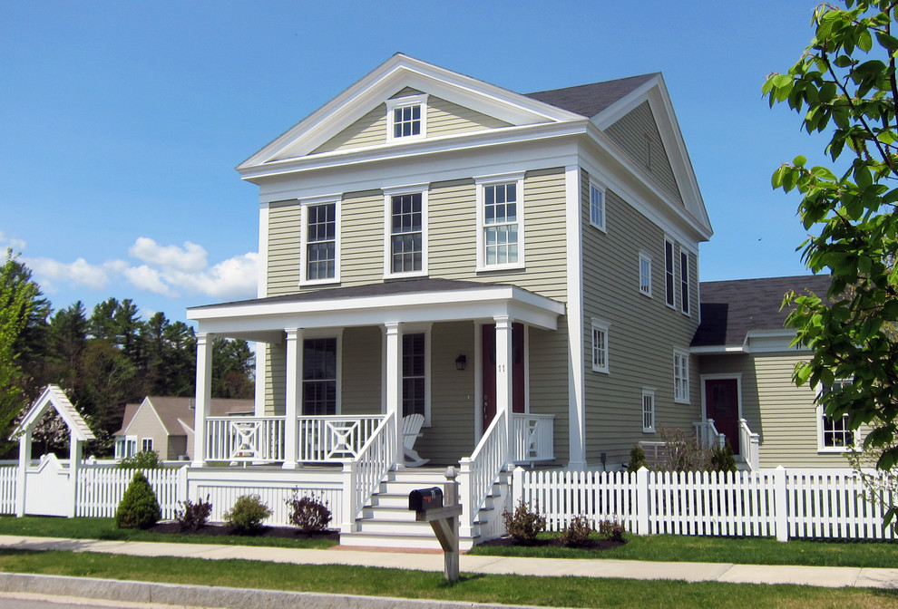 Пример оригинального дизайна: двухэтажный, деревянный, бежевый дом в классическом стиле с двускатной крышей