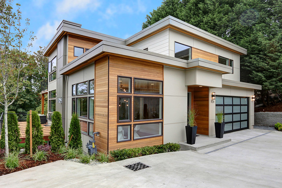 Идея дизайна: двухэтажный, деревянный, серый дом в современном стиле с плоской крышей