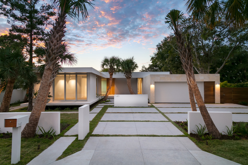 Идея дизайна: большой, одноэтажный, белый частный загородный дом в современном стиле с облицовкой из цементной штукатурки и плоской крышей