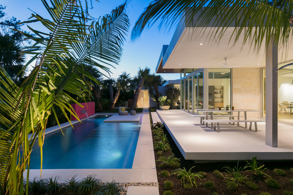 Großes, Einstöckiges Modernes Einfamilienhaus mit Putzfassade, weißer Fassadenfarbe und Flachdach in Tampa