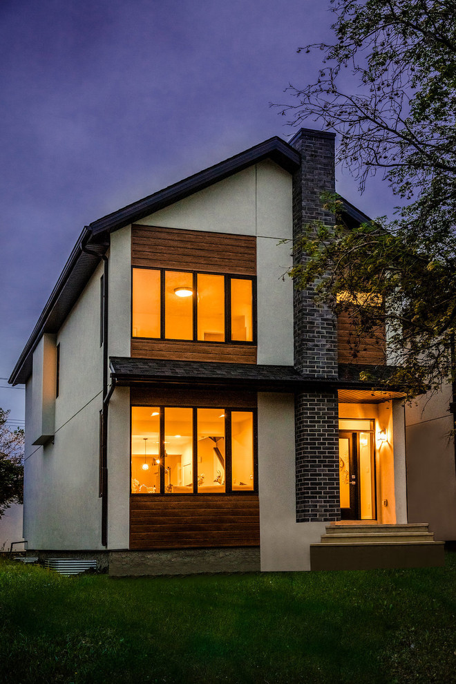 На фото: двухэтажный, разноцветный частный загородный дом среднего размера в стиле модернизм с комбинированной облицовкой и крышей из гибкой черепицы с