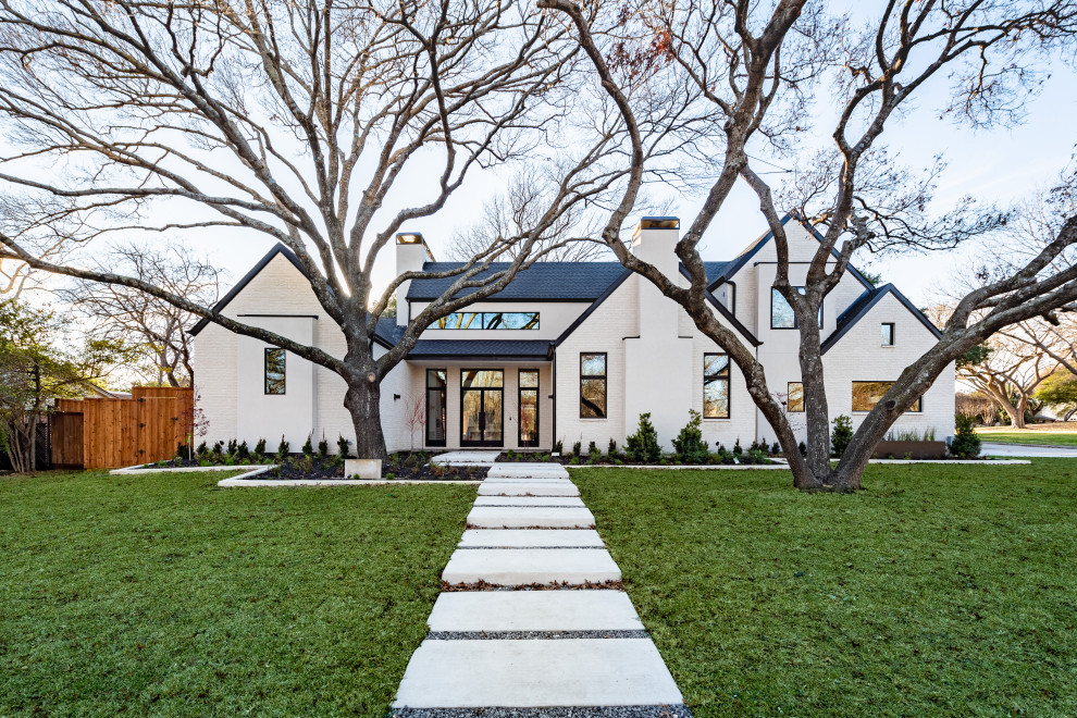 Diseño de fachada de casa blanca clásica renovada grande de dos plantas con revestimiento de estuco, tejado a dos aguas y tejado de varios materiales