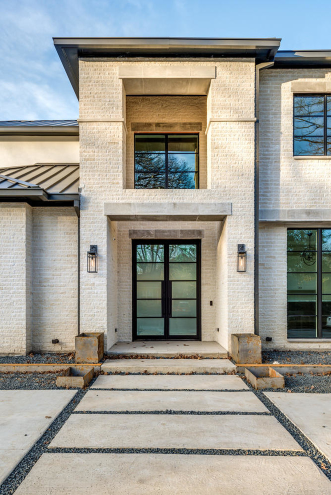 Großes, Zweistöckiges Modernes Einfamilienhaus mit Steinfassade, weißer Fassadenfarbe, Satteldach und Blechdach in Dallas