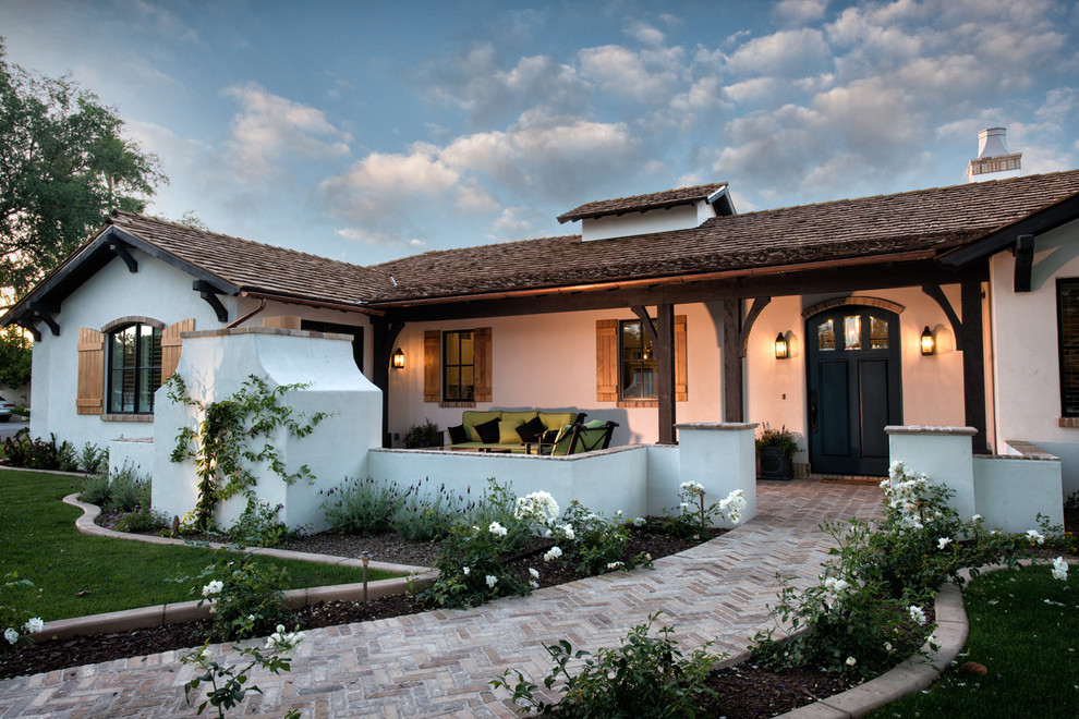 Example of a transitional white one-story stucco exterior home design in Phoenix