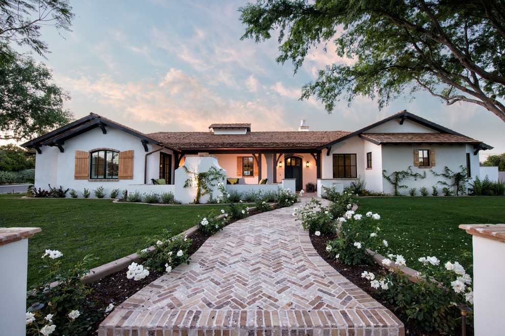 Einstöckiges Mediterranes Haus mit weißer Fassadenfarbe und Putzfassade in Phoenix