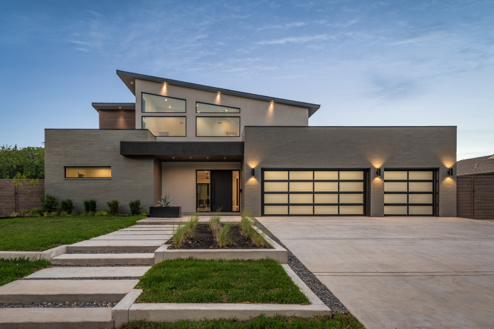 Zweistöckiges Modernes Einfamilienhaus mit Putzfassade, grauer Fassadenfarbe, Flachdach und Blechdach in Dallas