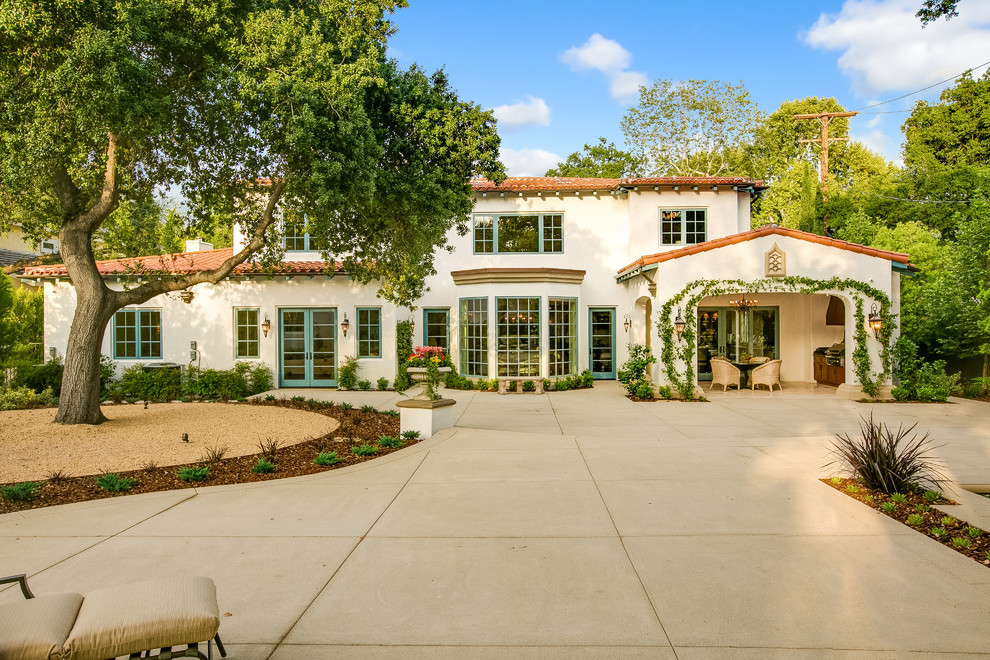Geräumiges, Zweistöckiges Mediterranes Einfamilienhaus mit Putzfassade, weißer Fassadenfarbe, Walmdach und Schindeldach in Los Angeles