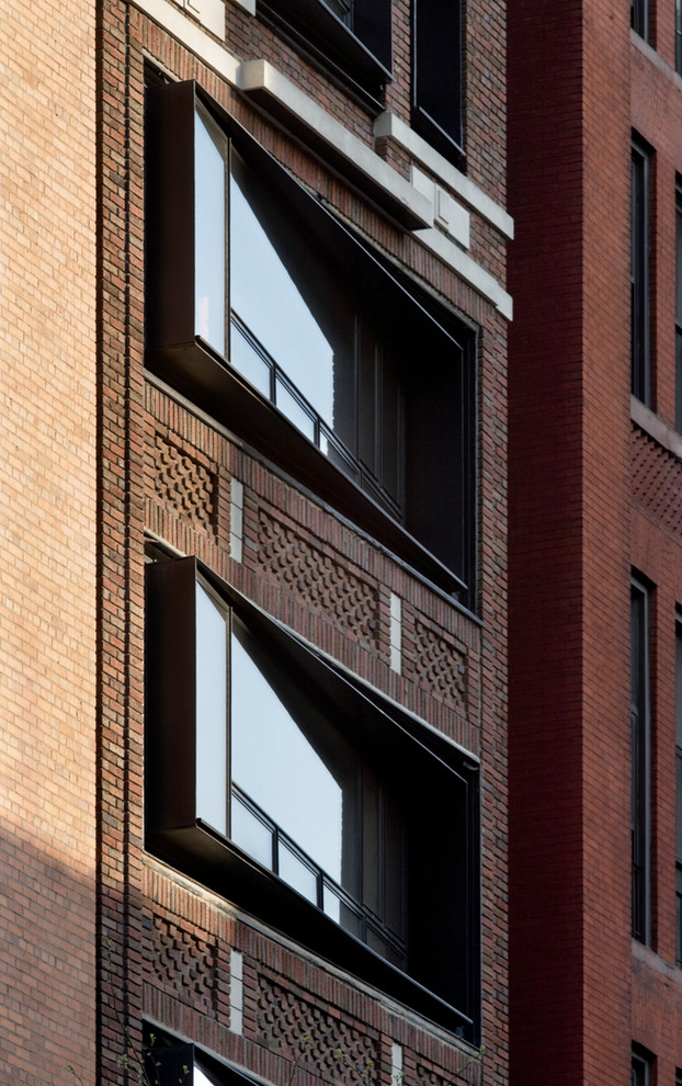 Esempio della facciata di un appartamento marrone moderno a tre piani di medie dimensioni con rivestimento in mattoni, tetto piano e copertura in metallo o lamiera