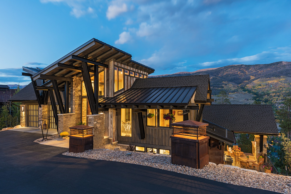 Uriges Einfamilienhaus mit Mix-Fassade, brauner Fassadenfarbe, Pultdach und Misch-Dachdeckung in Denver