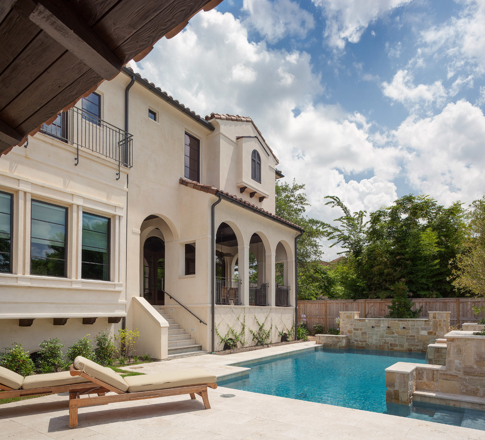 Großes, Zweistöckiges Mediterranes Einfamilienhaus mit Putzfassade, beiger Fassadenfarbe, Walmdach und Ziegeldach in Houston