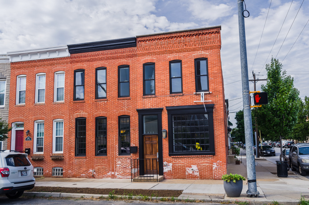 Mittelgroßes, Zweistöckiges Industrial Haus mit Backsteinfassade und Flachdach in Baltimore