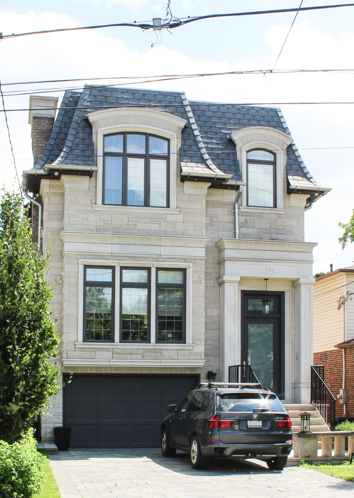 Ejemplo de fachada de casa multicolor contemporánea de tamaño medio de dos plantas con revestimiento de ladrillo, tejado a doble faldón y tejado de varios materiales