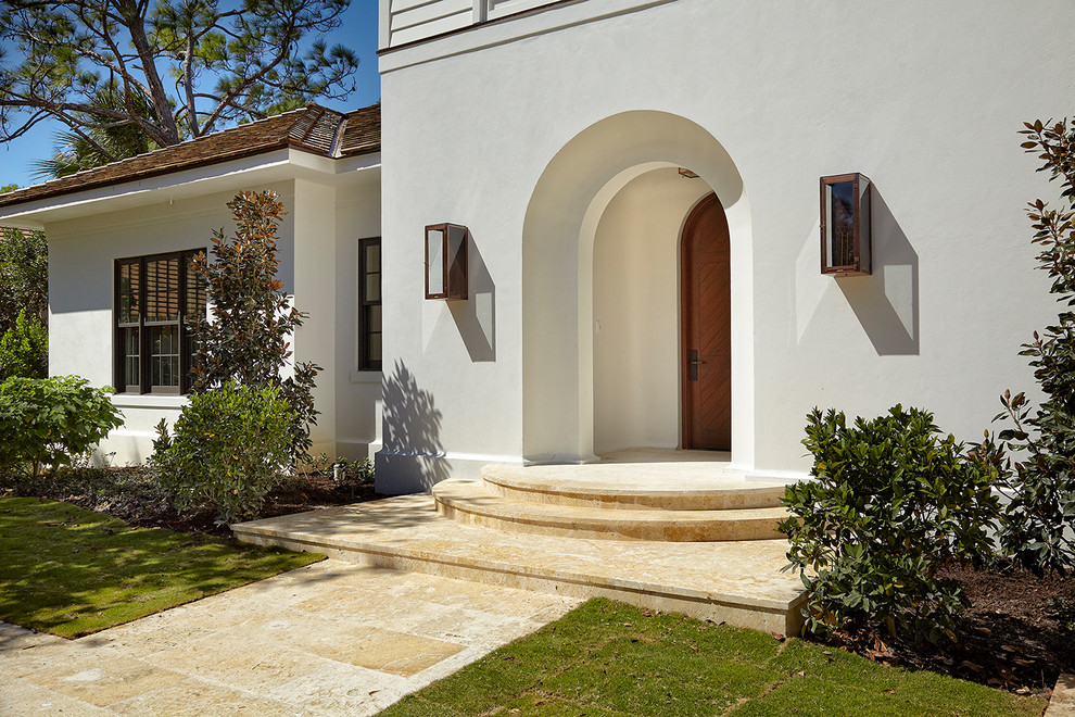 Mittelgroßes, Einstöckiges Mediterranes Einfamilienhaus mit Backsteinfassade, weißer Fassadenfarbe, Mansardendach und Ziegeldach in Miami