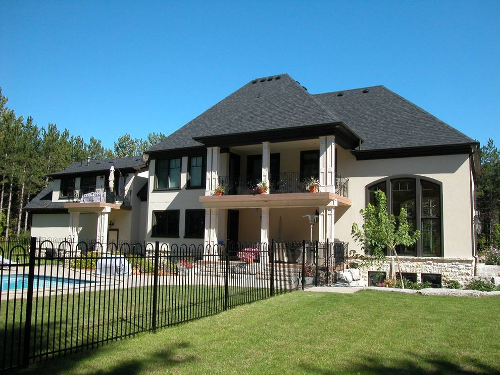 Exemple d'une façade de maison chic.