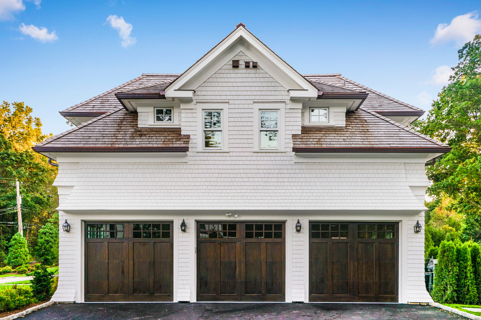 Geräumige, Dreistöckige Klassische Holzfassade Haus mit weißer Fassadenfarbe in New York