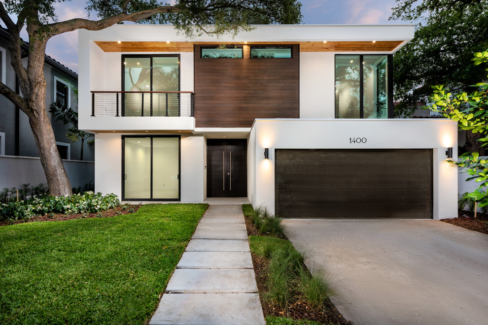 Zweistöckiges Modernes Einfamilienhaus mit Mix-Fassade, weißer Fassadenfarbe und Flachdach in Miami