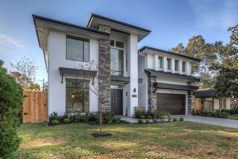 Großes, Zweistöckiges Modernes Einfamilienhaus mit Mix-Fassade, weißer Fassadenfarbe, Flachdach und Blechdach in Houston