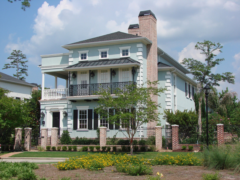 Photo of a traditional house exterior in Houston.