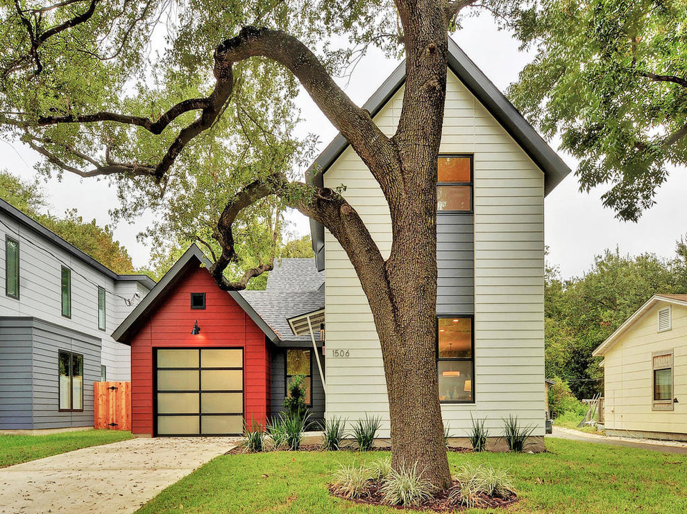 Mittelgroßes, Zweistöckiges Country Haus mit weißer Fassadenfarbe in Austin