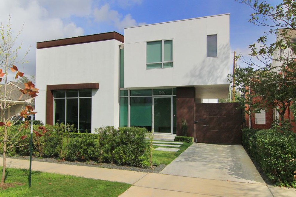 Modernes Einfamilienhaus mit Metallfassade, weißer Fassadenfarbe und Flachdach in Houston