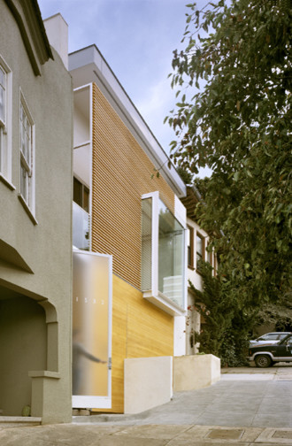 Ejemplo de fachada de casa amarilla actual