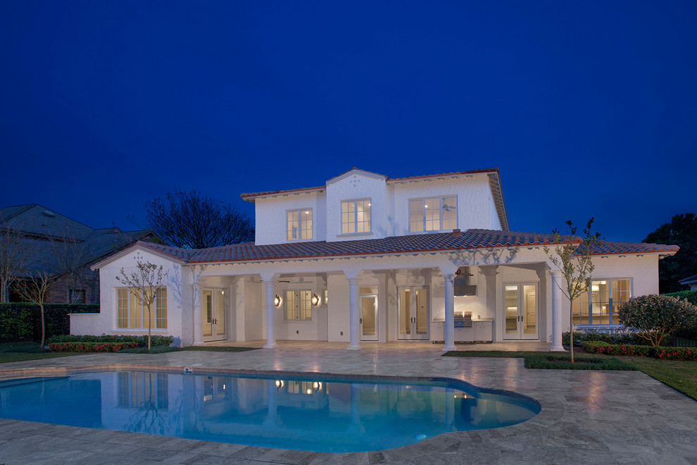 Стильный дизайн: большой, двухэтажный, белый дом в средиземноморском стиле с облицовкой из цементной штукатурки - последний тренд