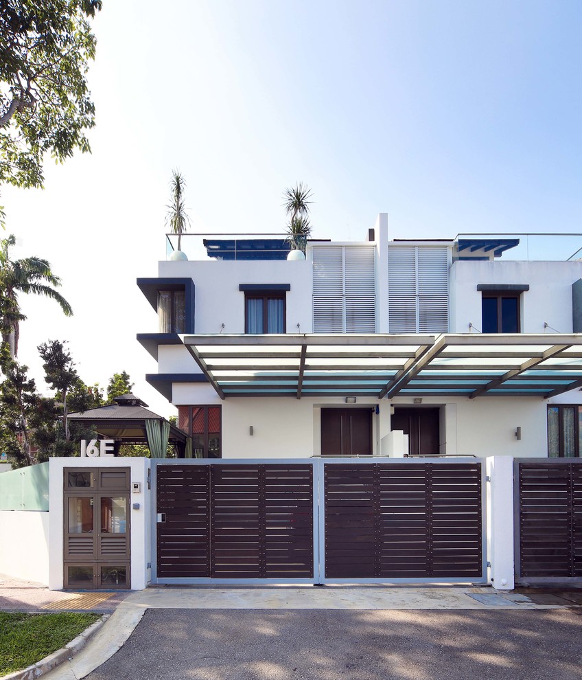 Modernes Haus mit weißer Fassadenfarbe und Flachdach in Singapur