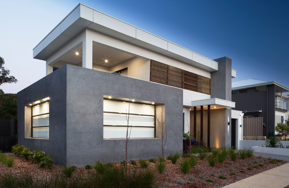 Modelo de fachada de casa gris moderna de tamaño medio de dos plantas con revestimiento de estuco, tejado plano y tejado de metal