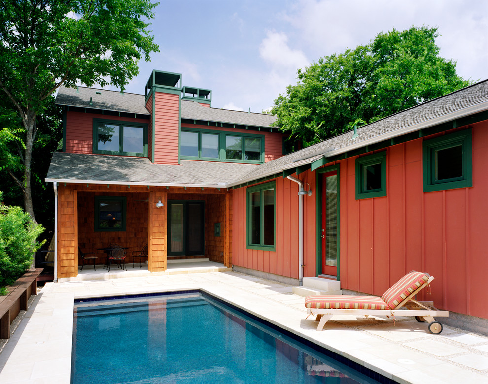 Zweistöckiges Modernes Haus mit pinker Fassadenfarbe in Austin