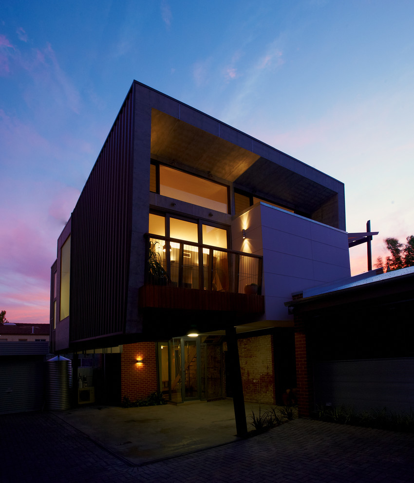 Kleines, Zweistöckiges Modernes Haus mit Mix-Fassade und Flachdach in Adelaide