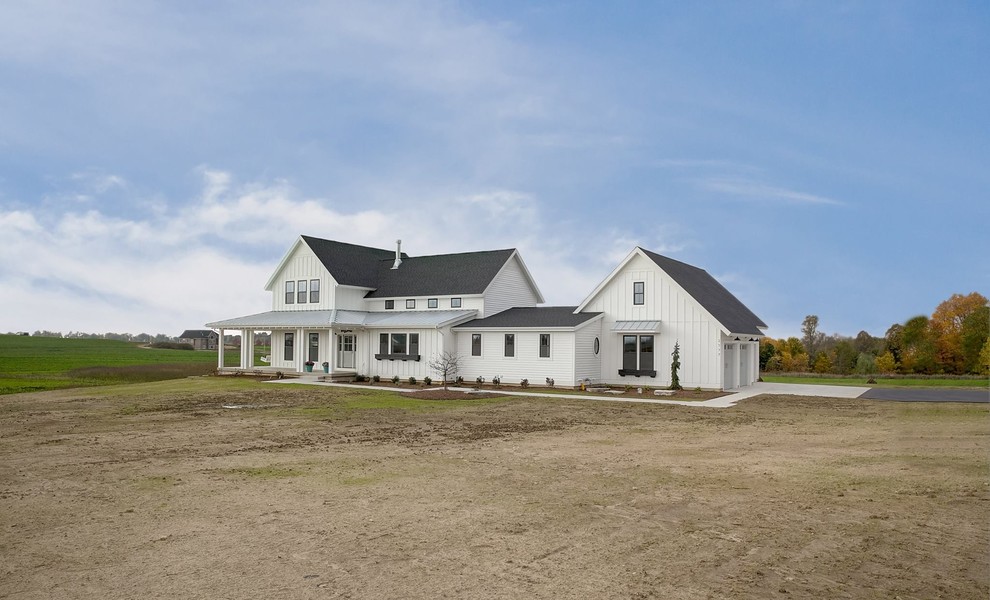 Immagine della villa country a due piani di medie dimensioni con rivestimento in vinile