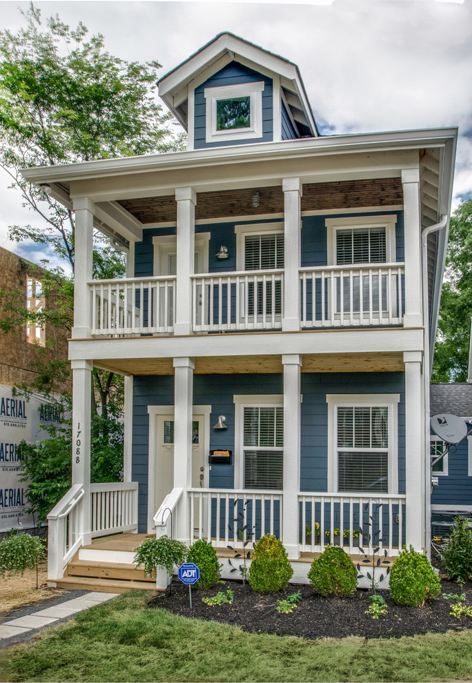 Ispirazione per la facciata di una casa piccola blu classica a tre piani con rivestimento in legno
