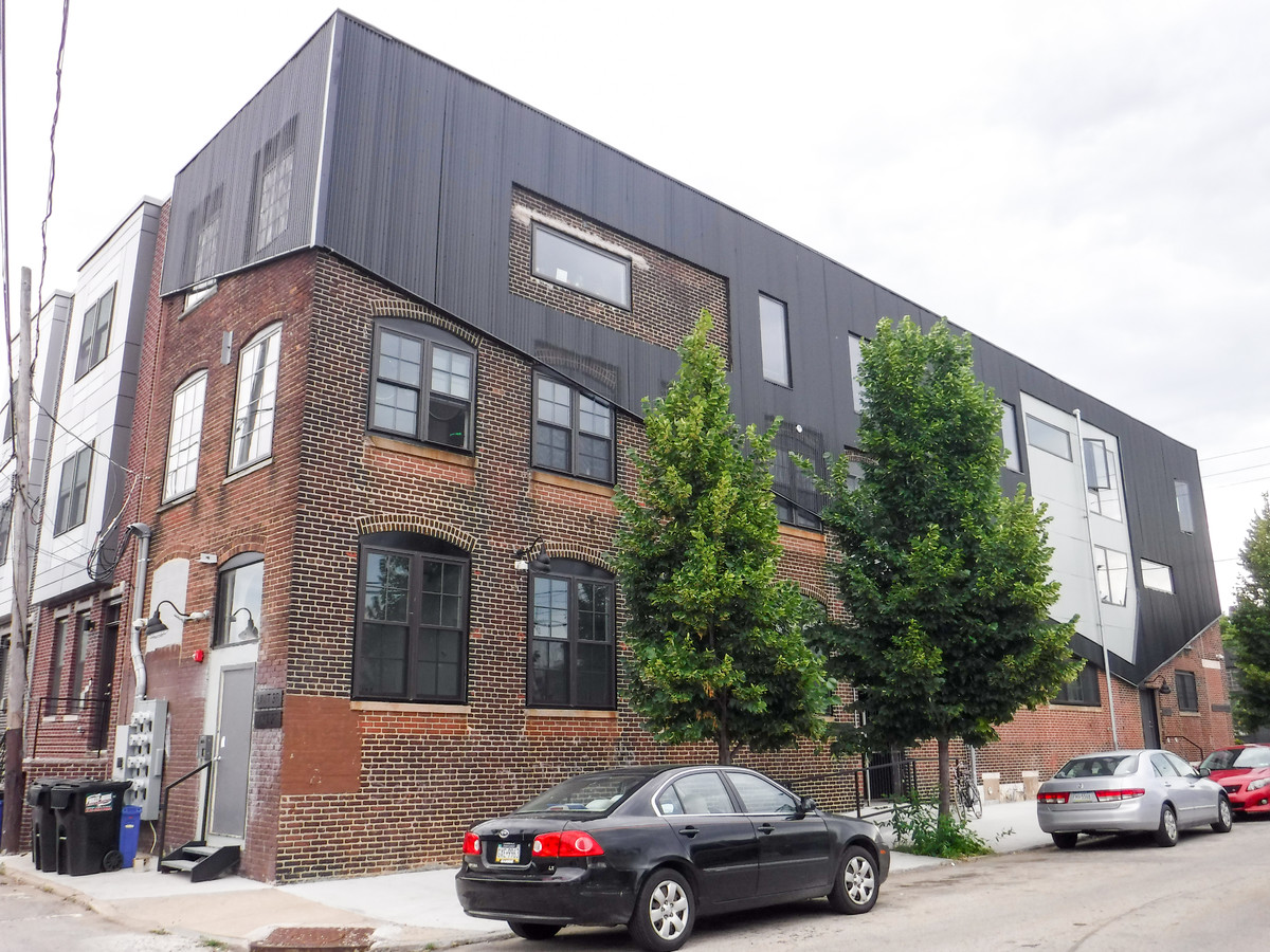 Ispirazione per la facciata di un appartamento industriale a tre piani di medie dimensioni con rivestimento in mattoni