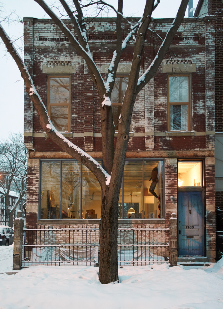 Kleines, Zweistöckiges Shabby-Style Haus mit Backsteinfassade und roter Fassadenfarbe in Chicago