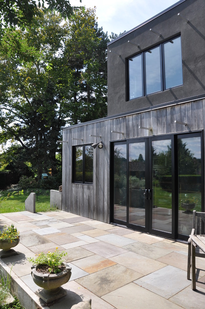 Идея дизайна: маленький, двухэтажный, серый дом в современном стиле с комбинированной облицовкой для на участке и в саду