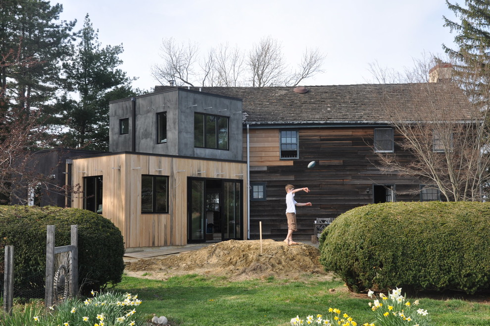 Ispirazione per la facciata di una casa piccola grigia contemporanea a due piani con rivestimenti misti