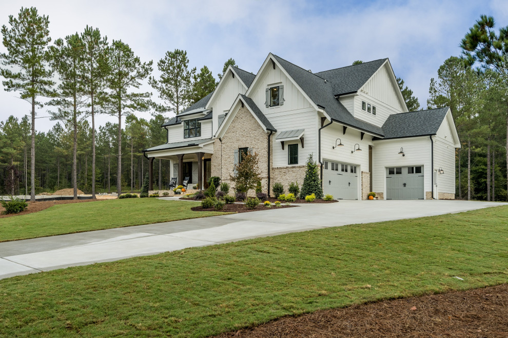 Großes, Dreistöckiges Country Einfamilienhaus mit bunter Fassadenfarbe und Misch-Dachdeckung in Raleigh