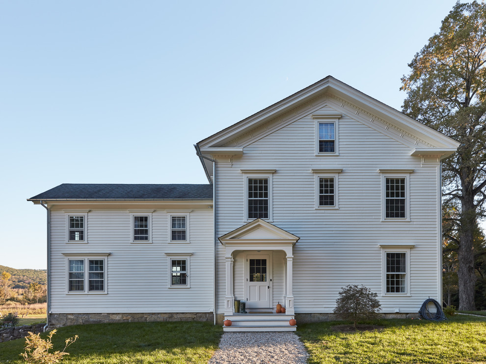 Große, Dreistöckige Landhausstil Holzfassade Haus mit weißer Fassadenfarbe in New York