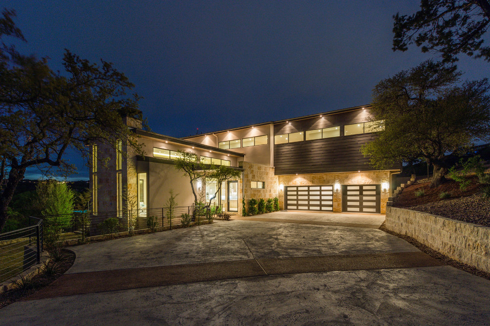 Zweistöckiges Modernes Haus mit Mix-Fassade, brauner Fassadenfarbe und Flachdach in Austin