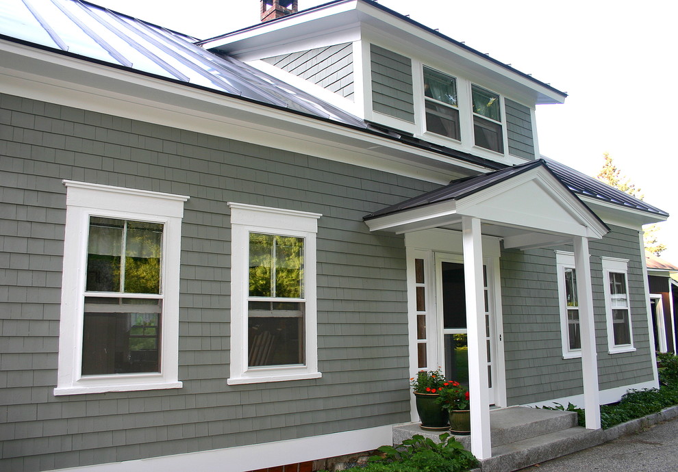 Zweistöckiges Landhausstil Einfamilienhaus mit grauer Fassadenfarbe und Blechdach in Boston