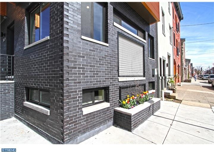 Ejemplo de fachada negra minimalista de tamaño medio de tres plantas con revestimiento de ladrillo