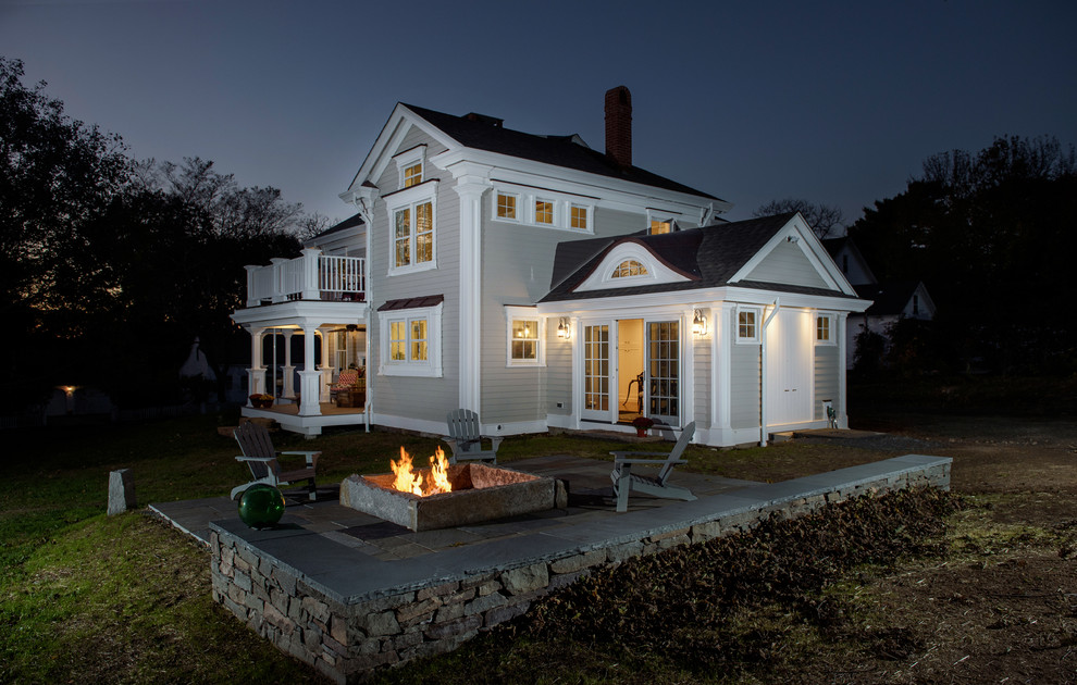 Mittelgroßes, Zweistöckiges Country Einfamilienhaus mit Faserzement-Fassade, beiger Fassadenfarbe und Misch-Dachdeckung in Bridgeport