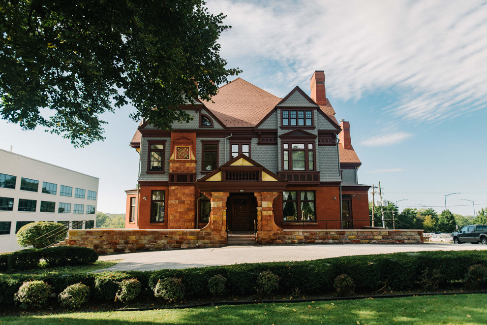 Geräumige, Dreistöckige Klassische Holzfassade Haus mit grauer Fassadenfarbe und Satteldach in Sonstige