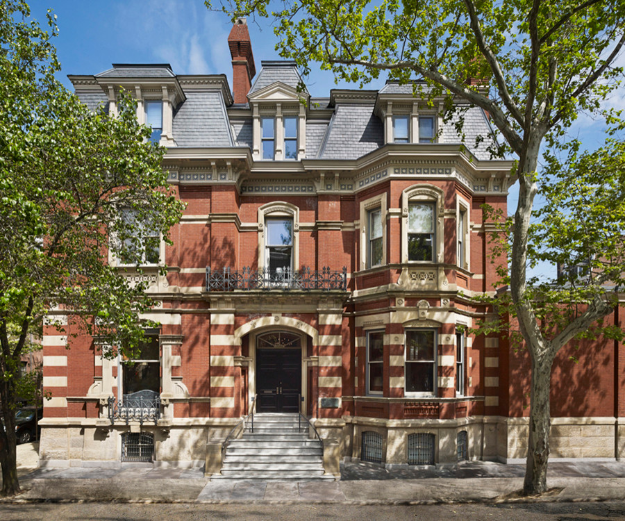На фото: огромный, трехэтажный, кирпичный, красный дом в викторианском стиле с плоской крышей
